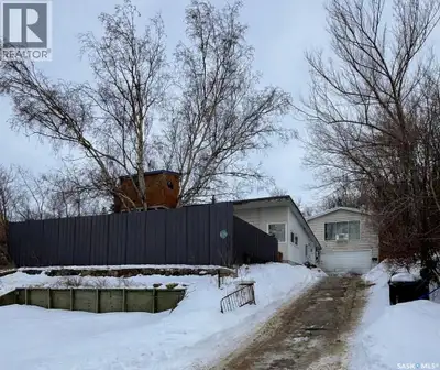 Lake Life Awaits at 1105 5th Avenue, Regina Beach! Experience the charm of lake living with this inc...