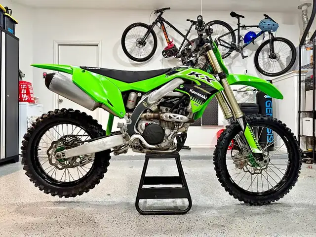 2022 KAWASAKI KX250 - RACING GREEN!  in Dirt Bikes & Motocross in Saskatoon - Image 3
