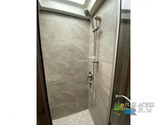 2018 Fleetwood RV Discovery 38K only 14,584 Miles in RVs & Motorhomes in Moncton - Image 42