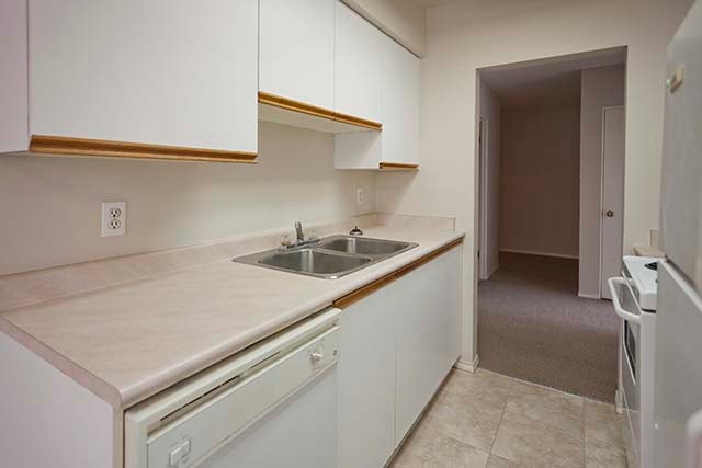Royal Ridge Apartments - 1 Bedroom available at 315 Agnes Street 2