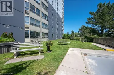 Well maintained 1 bedroom condo on the 10th floor overlooking the Thames RIVER! This condo huge bedr...