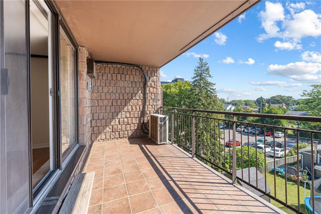 EXPERIENCE PRIME GRIMSBY LIVING, STEPS FROM DOWNTOWN AMENITIES! in Condos for Sale in Hamilton - Image 4