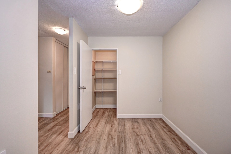 Westport Towers Apartments - 1 Bedroom + Den, 1 Bathroom Apartme 5
