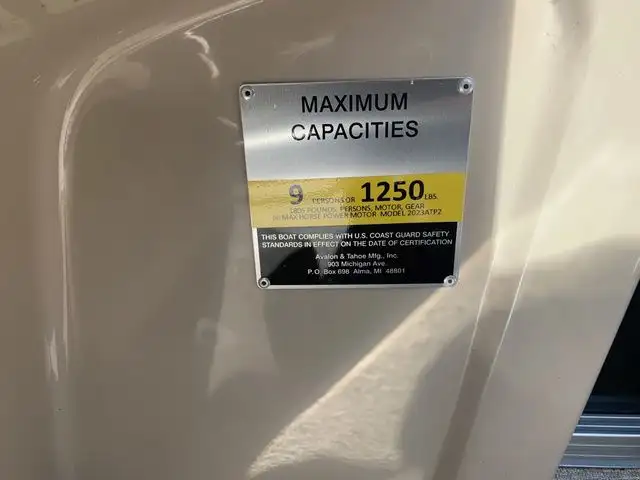 2019 Avalon Venture w/50HP Yamaha includes trailer! in Sport Touring in Sault Ste. Marie - Image 14