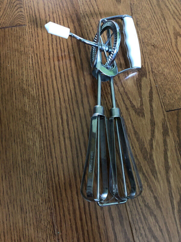 Vintage Manual Mixer, Retro Hand Mixer, Metal Hand Mixer in Kitchen & Dining Wares in City of Toronto