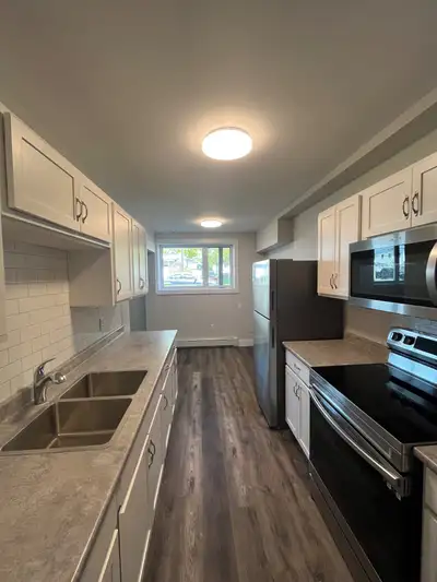 NEWLY RENOVATED TWO BEDROOM APARTMENT AVAILABLE 22 HIGH STREET This three-story building with sixtee...