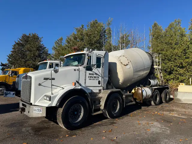 2014 Kenworth T800 Concrete truck in Heavy Trucks in City of Toronto - Image 2