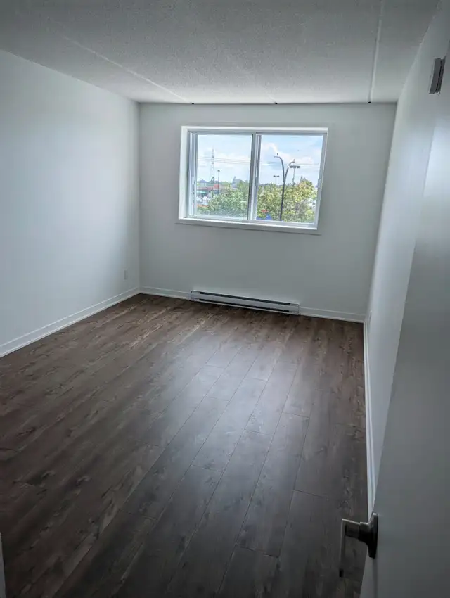 Grand 4 1/2 - Entièrement Rénové - Près des services! in Long Term Rentals in City of Montréal - Image 9