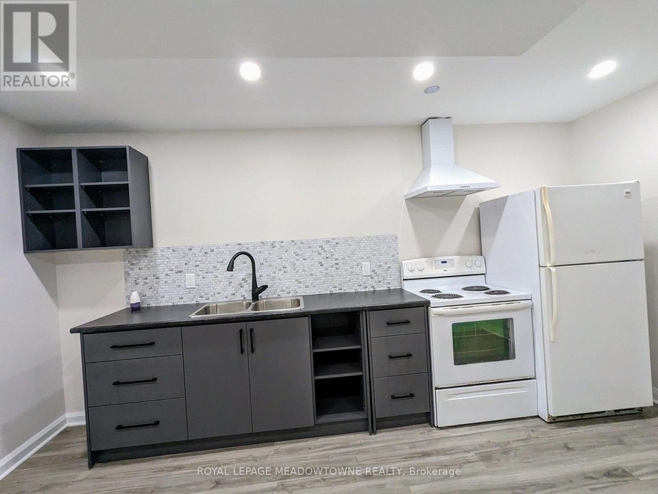 B - 737 BOTANY HILL CRESCENT Newmarket (Huron Heights-Leslie Val 5