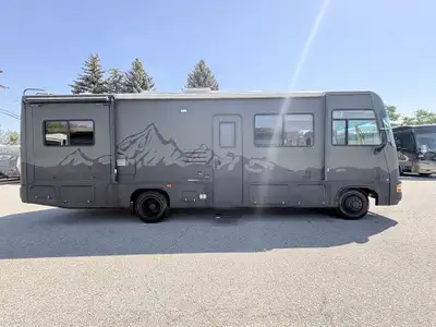 Custom 2007 Triple E Embassy 30XL | Penticton, BC Built with legendary Canadian craftsmanship, this...