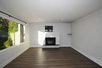 282 Clark Cres - A This comfortable 3 bedroom, 1 bathroom upper suite is located at 282A Clark Cresc...