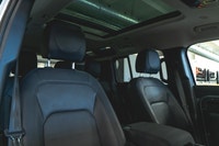 Land Rover Defender 110 P300 S 2023: - Extérieur métallisé gris EIGER et intérieur en cuir noir EBON... (image 2)