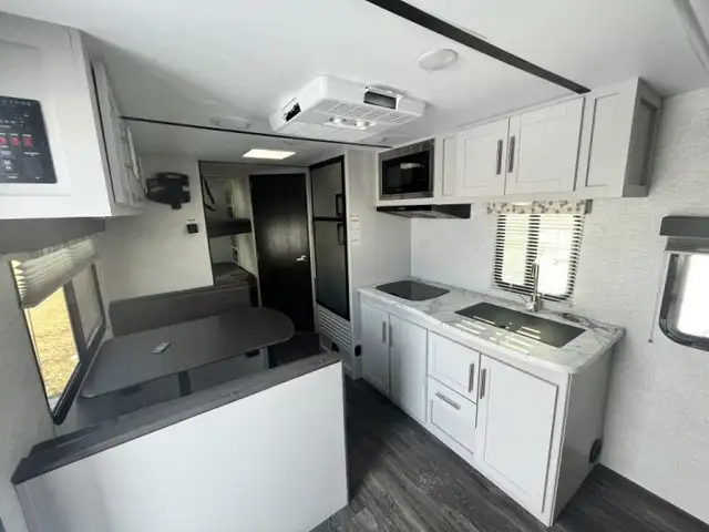 2021 KEYSTONE BULLET CROSSFIRE 2200BH21 (FINANCING AVAILABLE) in Travel Trailers & Campers in Kelowna - Image 7