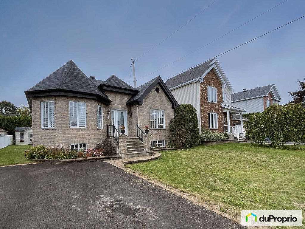 $670,000 - Bungalow for sale in St-Basile-Le-Grand — photo 1