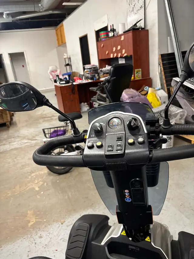 SMOKIN DEAL!!     PRIDE PERSUIT XL MOBILITY SCOOTER!!