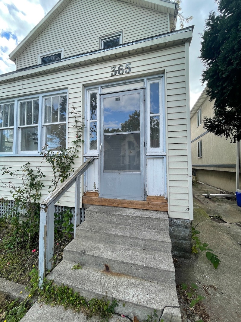 Spacious 3 Bedroom/1 Bath Central West Windsor 1,400+Hydro Long Term