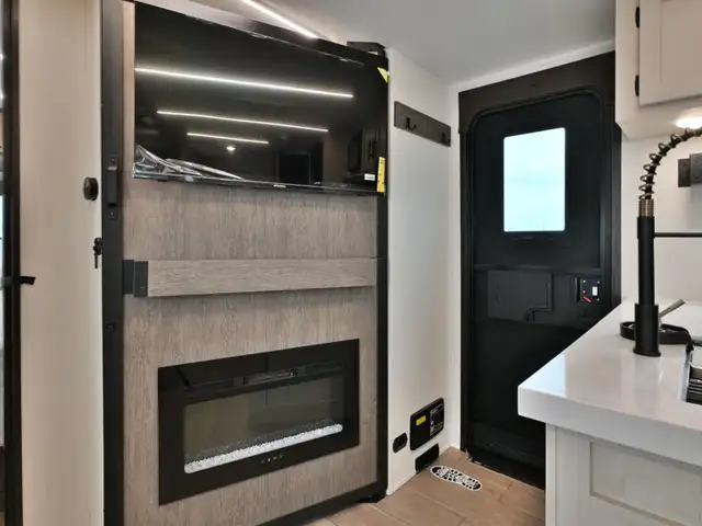 2026 Cherokee Alpha Wolf 26DBH in Travel Trailers & Campers in Edmonton - Image 18