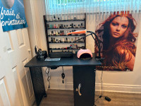 Nail table with accessories without wall varnish