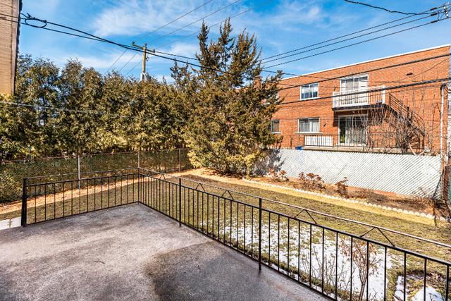 Maison avec 3 chambres , sous-sol et garage dans Maisons à vendre  à Ville de Montréal - Image 2