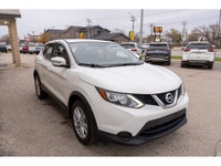 ENJOYABLE, ECONOMICAL DRIVE Smart, stylish, and efficient, the 2018 Nissan Qashqai is designed to fi... (image 3)