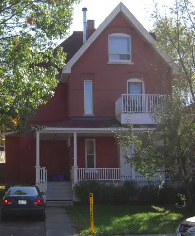 Sandy Hill, 342 Stewart St. 2 bedroom apartment, in 4 unit building. Fridge and stove included, acce...