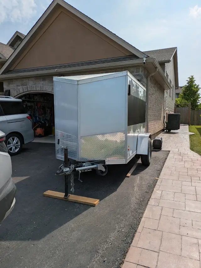 2021 Enclosed 5 X 8 Wedge Nose Aluminum Cargo TRAILER in Cargo & Utility Trailers in St. Catharines - Image 3