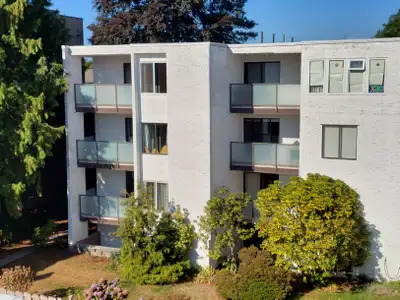 FERNWOOD – 2 bdm, TOP floor, corner, faces East Well managed building, within walking distance to do...