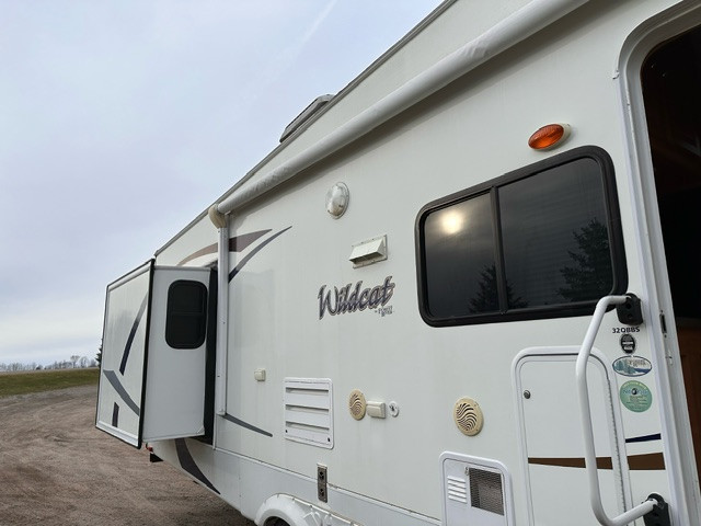 Forest River Wildcat 5th Wheel Trailer For Sale! in Travel Trailers & Campers in Kitchener / Waterloo - Image 3