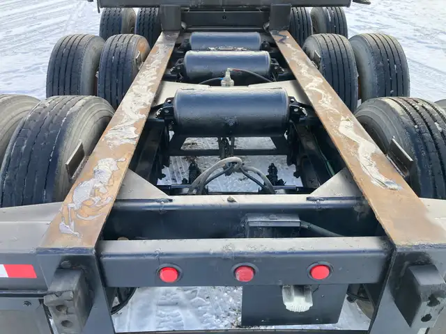 2006 Hyundai Container Chassis / 20 ft container pins in Heavy Equipment in Laval / North Shore - Image 19