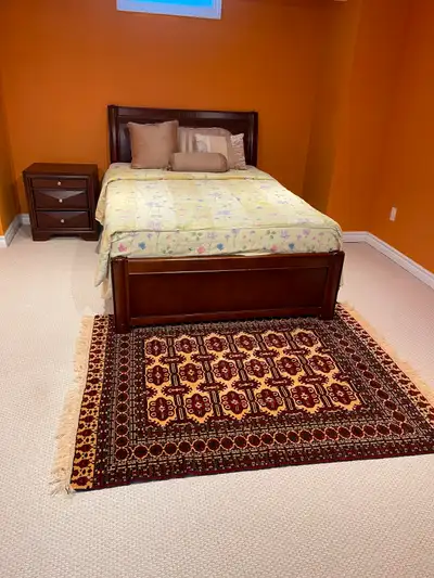 Furnished room in a beautiful detached home in a posh neighbourhood. Nearest intersection Winston Ch...