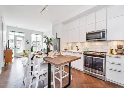 GUILDHOUSE' By Mosaic. Stunning bright and airy 3rd floor unit with 2 parking stalls! This 2 bed 2 b...