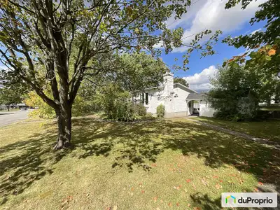 Bungalow situé dans un secteur paisible, idéal pour une famille en quête de tranquillité près des co...