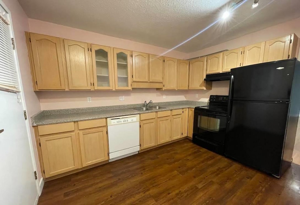 Suite 26458 33 AVE Langley, British Columbia 2