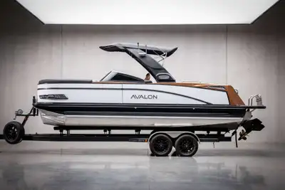 DVN60716H324 Avalon WakeToon Surf Series 2024 en excellente condition, affichant seulement 180 heure...