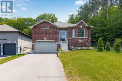 Top 5 Reasons You Will Love This Home: 1) Exceptional end-lot location backing onto and bordered by...