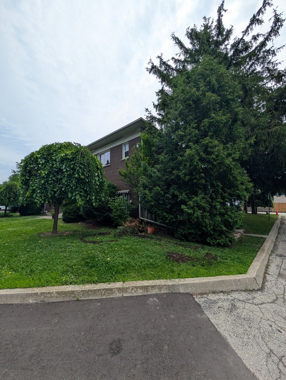 3 bedroom townhouse in Burlington $2,850.00 + utilities 3