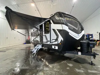 The Outback 221UMD is the second smallest couples floor plan Outback offers and it’s gorgeous. This...