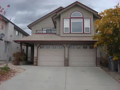 2 bedroom basement suite in desirable Batchelor heights neighborhood. Parking spot in garage / drive...