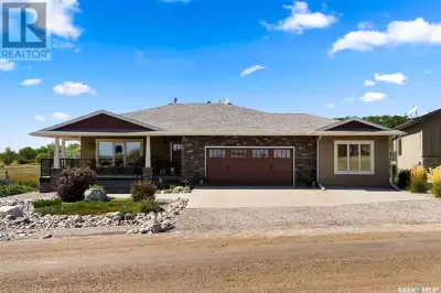 Welcome to 11 Vista Del Sol in Sun Dale! This luxurious resort community has breathtaking views of L...