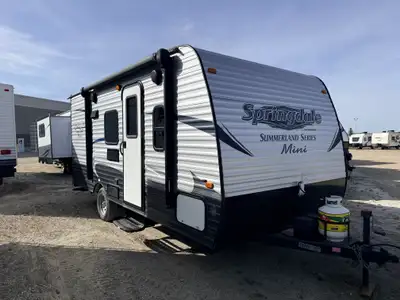 Come check out our pre-owned 2017 Keystone Springdale Summerland Mini 1800BH, a compact and family-r...