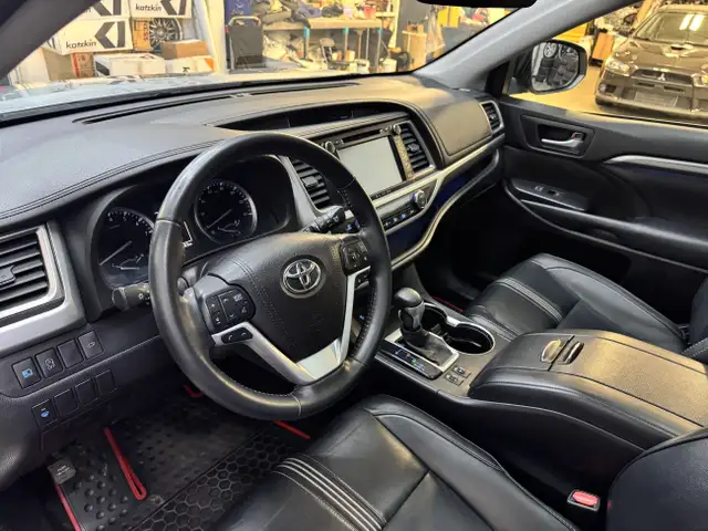 2017 Toyota Highlander XSE, AWD, Captain Seats, No Accident in Cars & Trucks in Edmonton - Image 6