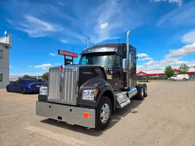 NEW: 2027 Kenworth W990 76" Mid Roof Color: Sparkle Grey Sleeper Type: 76" Integral Mid-Roof Engine:...