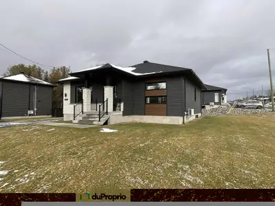 Magnifique bungalow clé en main construit en 2024, situé dans un secteur recherché. À proximité de l...