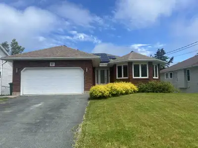 Stratford ~ Gorgeous executive 5 Bedroom Home in Dartmouth!