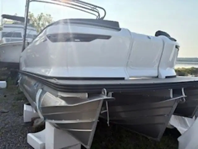 2025 Manitou Cruise 24 Switchback in Powerboats & Motorboats in Trenton - Image 8