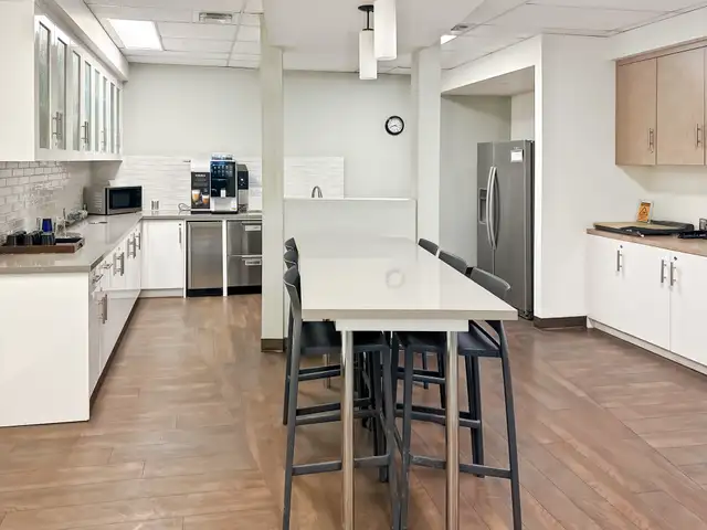 Office space for rent for 3 persons in London City Centre in Commercial & Office Space for Rent in London - Image 10