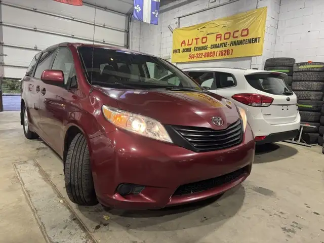 2011 Toyota Sienna LE in Cars & Trucks in City of Montréal - Image 4