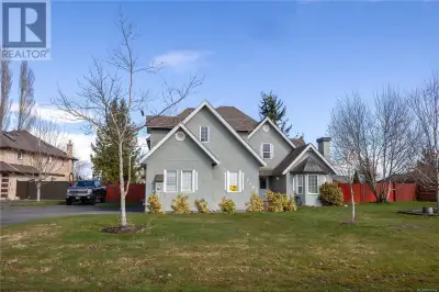 Located just moments from the beach, 270 Dahl Road offers a spacious home on a 0.38-acre lot. The ma...