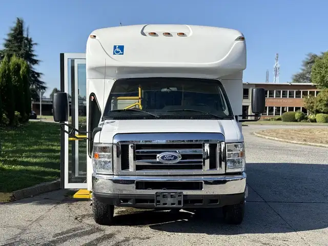 2016 Ford E-350 Econoline Super Duty 8 Passenger Wheelchair Acce in Heavy Trucks in City of Montréal - Image 4
