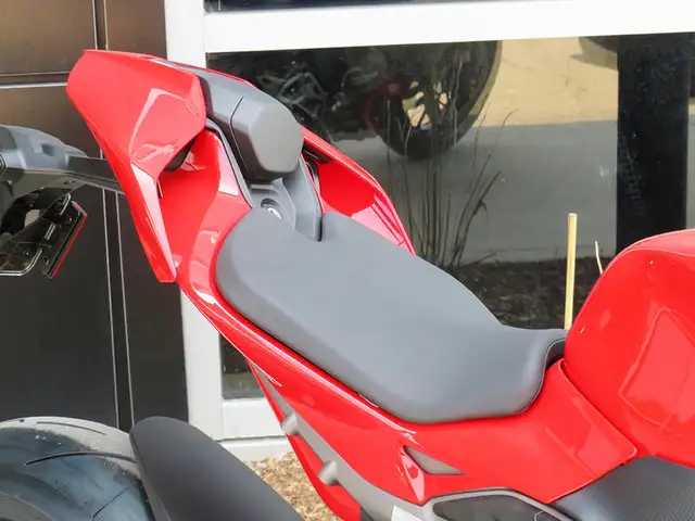 2025 Ducati Streetfighter V4 Ducati Red in Sport Bikes in Cambridge - Image 9